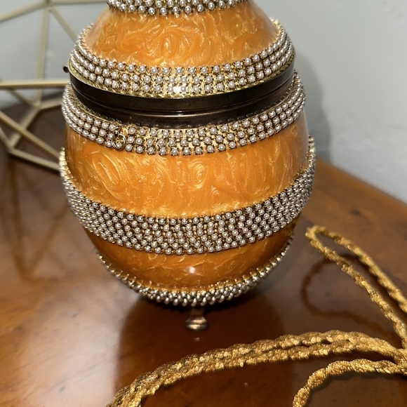 Authentic Vivian Alexander Egg Purse. Like New condition. Pearl detail. - Picture 5 of 6